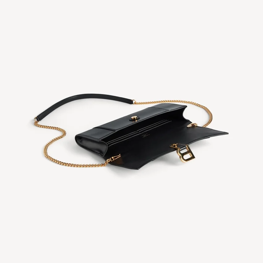 Women’s hourglass pochette with chain in black Women’s hourglass pochette with chain in black