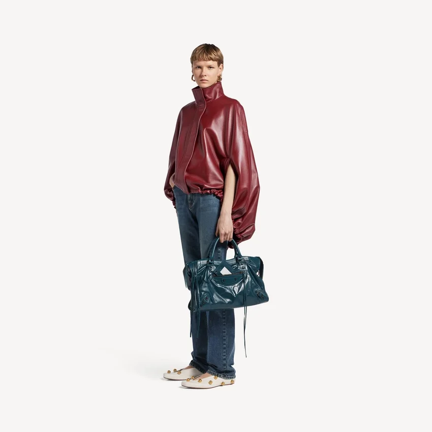 Women’s short cape in burgundy Women’s short cape in burgundy