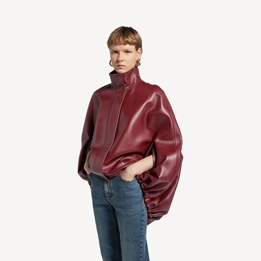 Women’s short cape in burgundy Women’s short cape in burgundy