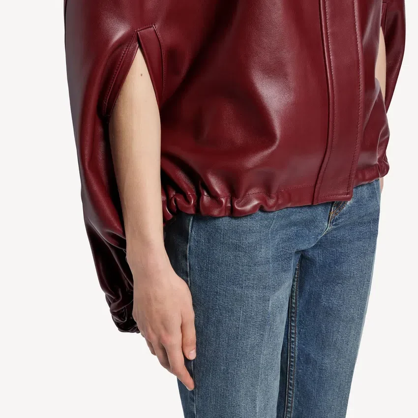Women’s short cape in burgundy Women’s short cape in burgundy